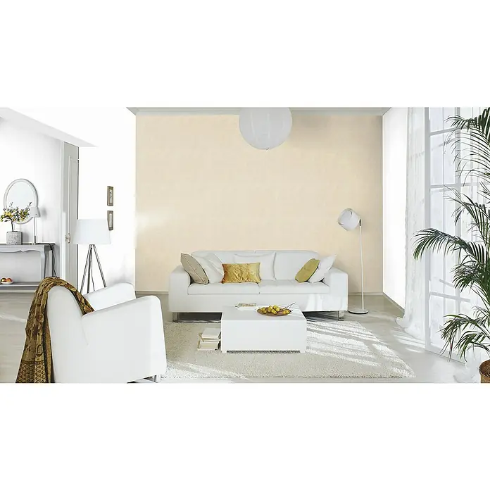 Rasch Kimono Vliestapete - Beige, Uni, 10,05 x 0,53 m - Helle, moderne Wohnzimmereinrichtung mit weißem Sofa, Sessel und Couchtisch, ergänzt durch eine Stehlampe und eine Zimmerpflanze.