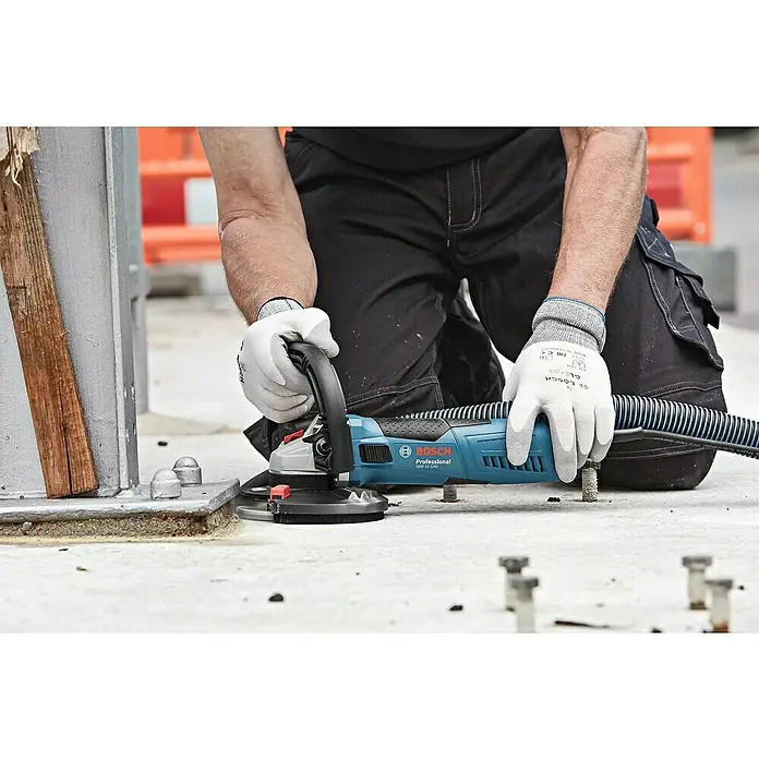 Bosch Professional Betonschleifer - 1.500 W, 9.300 U/min, Durchmesser Scheibe: 125 mm - Ein Handwerker benutzt einen Bosch Professional GBR 15 CAG Betonschleifer, um Beton zu bearbeiten. Mit Staubabsaugung für sauberes Arbeiten.
