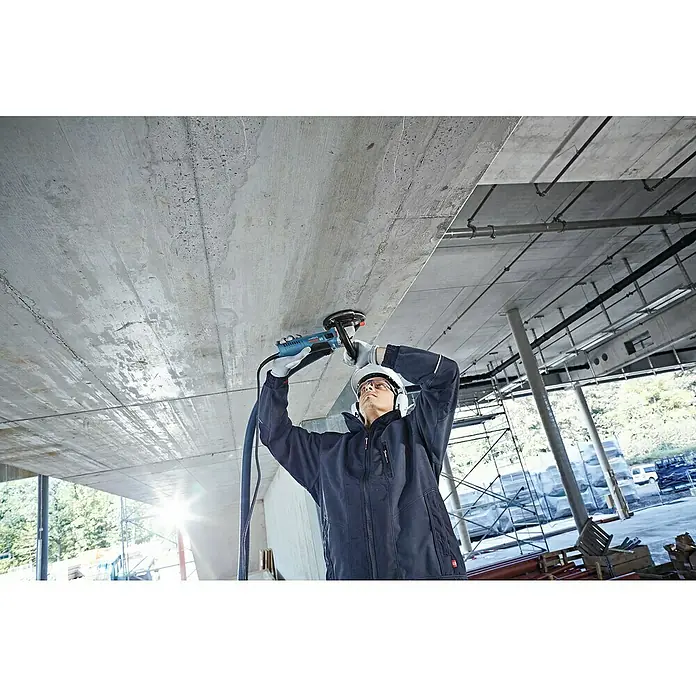 Bosch Professional Betonschleifer - 1.500 W, 9.300 U/min, Durchmesser Scheibe: 125 mm - Ein Bauarbeiter benutzt einen Bosch-Betonschleifer, um eine Betondecke zu bearbeiten, wobei er Schutzkleidung trägt.