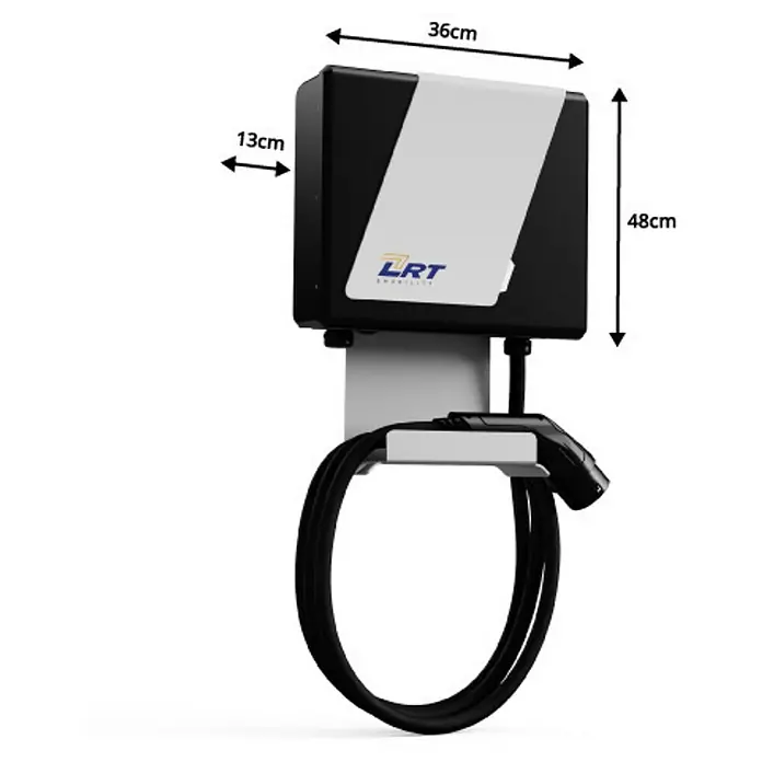 LRT E-Auto Ladestation Wallbox Home Essential + - 11 kW, Kabellänge: 5 m - Wandmontierte Ladestation mit Kabel und Abmessungen. Die Ladestation ist schwarz-weiß und hat ein LRT-Logo.