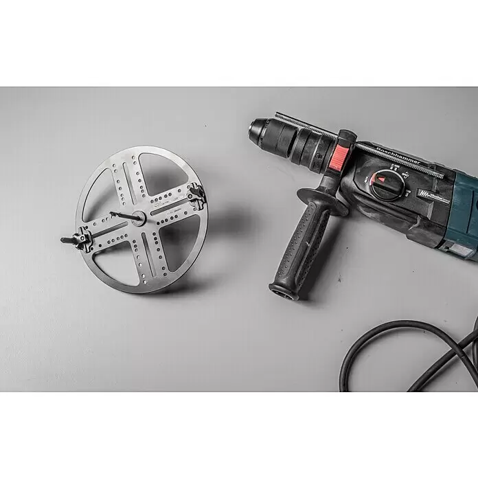 Craftomat Lochsäge Verstellbar - Verstellbar - Silberne runde Metallschablone mit Bohrer, daneben ein blau-schwarzer Boschhammer Bohrhammer mit Zusatzgriff.
