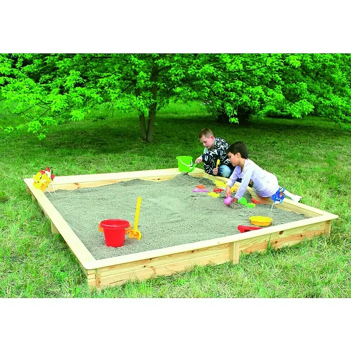 Promadino Sandkasten YanickHolz - Ein Sandkasten aus Holz mit Spielzeug und zwei spielenden Kindern im Garten. Ideal für den Sommer.