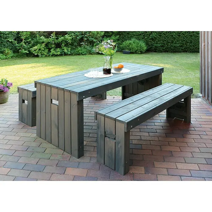 Promadino Gartenmöbel-Set Rotterdam -  - Grauer Holztisch mit Bänken auf einer Terrasse, geschmückt mit Blumen, Getränken und Obst, ideal für den Garten.