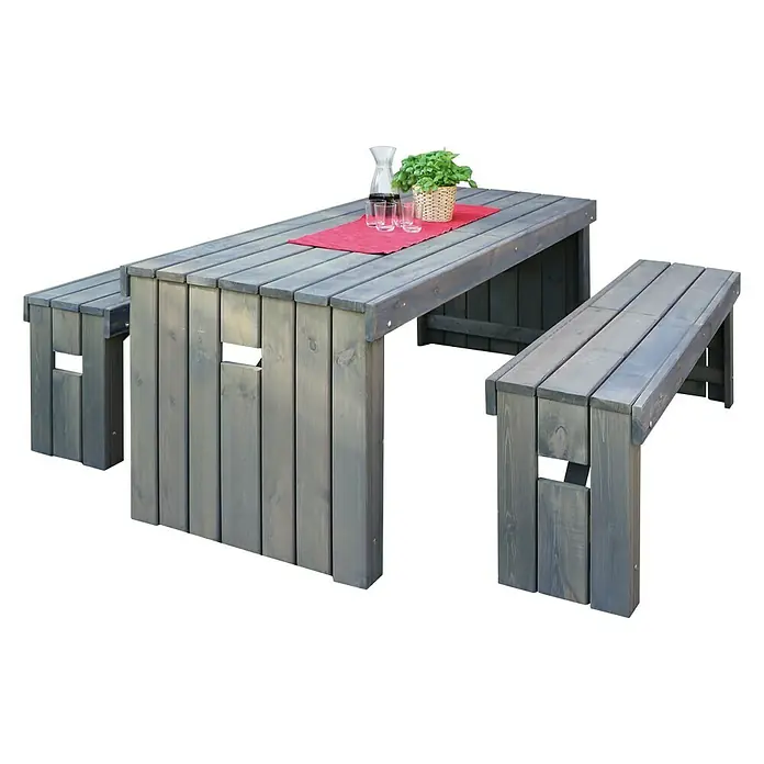 Promadino Gartenmöbel-Set Rotterdam -  - Ein grauer Holztisch mit Bänken für den Außenbereich, dekoriert mit einer roten Tischdecke, einer Karaffe und Gläsern.