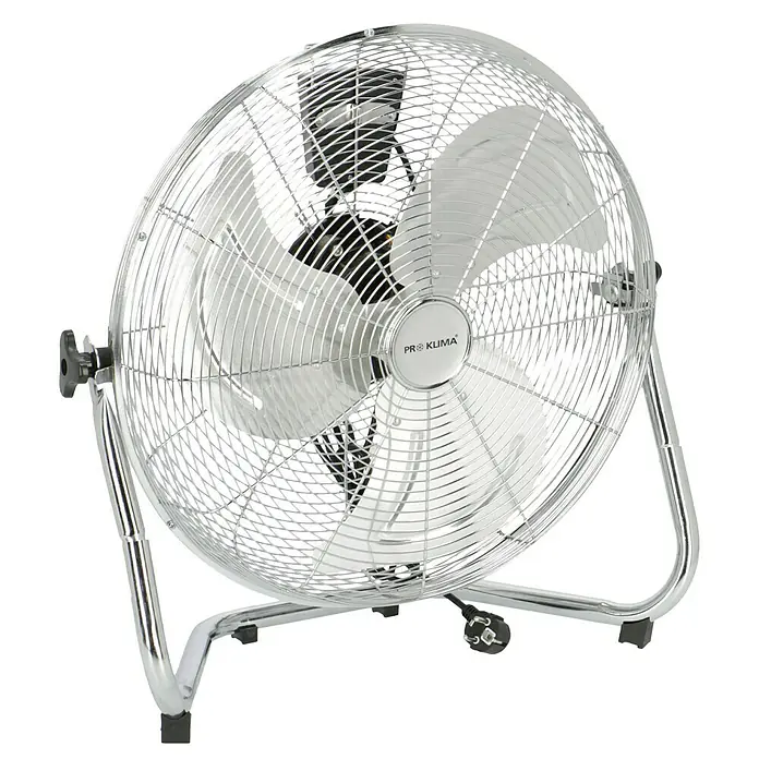 Proklima Bodenventilator - Silber, 45 cm - Nahaufnahme eines Chrom-Bodenventilators der Marke Pro Klima vor einem schwarzen Hintergrund.