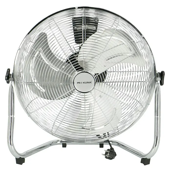 Proklima Bodenventilator - Silber, 45 cm - Nahaufnahme eines verchromten Pro Klima Ventilators mit drei Flügeln und einem robusten Standfuß auf einem schwarzen Hintergrund.