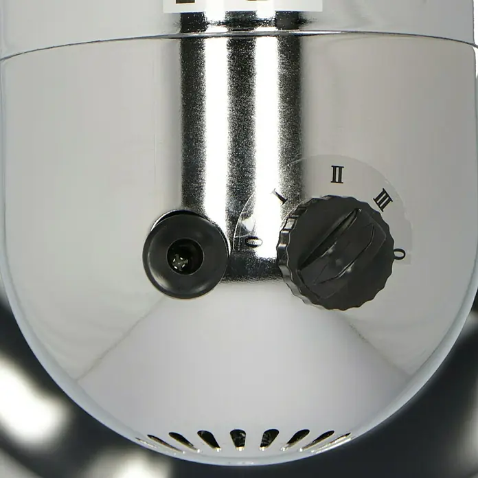 Proklima Standventilator - Silber, Durchmesser: 44 cm, Höhe: 114 cm - Detailaufnahme eines Chrom-Mixers mit Drehknopf zur Geschwindigkeitsregulierung und einer Schraube.