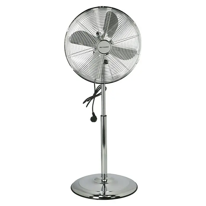 Proklima Standventilator - Silber, Durchmesser: 44 cm, Höhe: 114 cm - Ein chromfarbener Standventilator der Marke Pro Klima, der auf einem schwarzen Hintergrund steht, perfekt für heiße Tage.