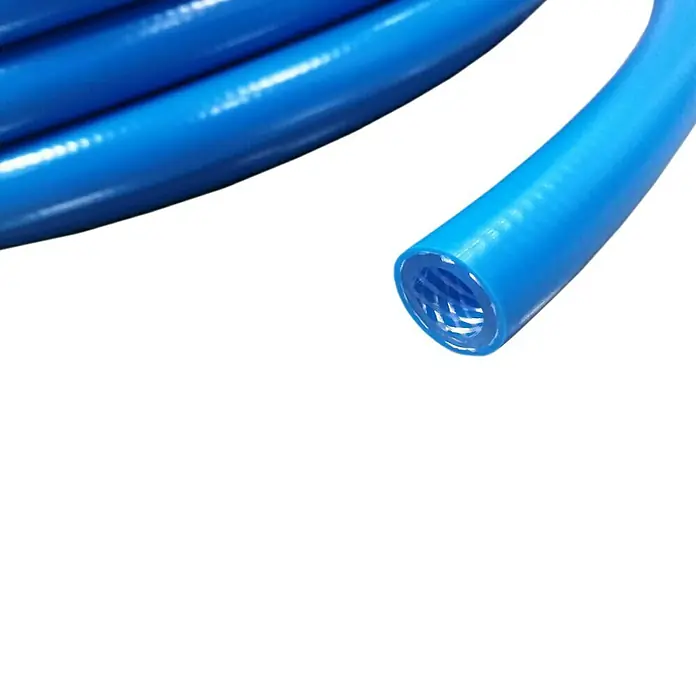 Trinkwasserschlauch Meterware GR - Schlauchdurchmesser: 19 mm - Nahaufnahme eines flexiblen, blauen PVC-Gartenschlauchs mit verstärkter Konstruktion, ideal für Bewässerung und Gartenarbeit.