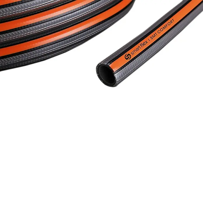 Smartflex Gartenschlauch SMT - Länge: 50 m, Schlauchdurchmesser: 19 mm - Nahaufnahme eines flexiblen Gartenschlauchs mit orangefarbenen Streifen und dem Aufdruck "smartflex | SMT COMFORT".