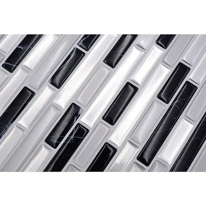 Selbstklebemosaik Midnight SVM 24050 - 23,6 x 25,5 cm, Silber/Schwarz, Glänzend - Nahaufnahme eines Musters aus schwarzen und weißen rechteckigen Mosaikfliesen, die ein modernes und elegantes Design für die Wanddekoration bieten.