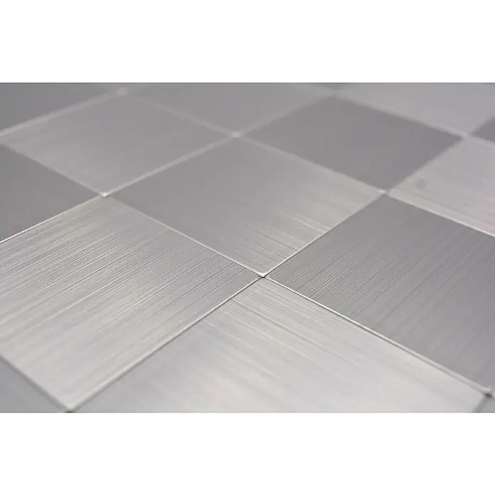 Selbstklebemosaik SAM 4MM99 - 30,5 x 30,5 cm, Silber, Glänzend - Nahaufnahme eines Musters aus quadratischen, gebürsteten Metallfliesen in Silber- und Grautönen, das ein modernes und industrielles Aussehen bietet.