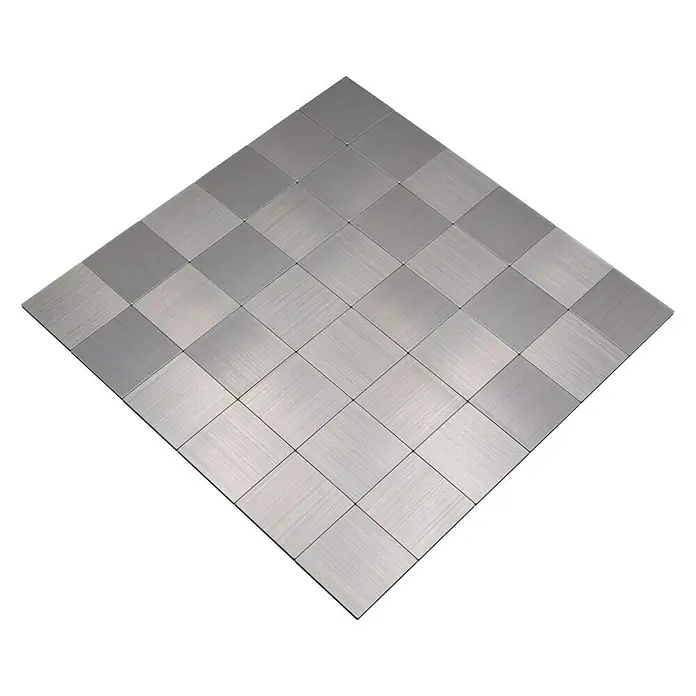 Selbstklebemosaik SAM 4MM99 - 30,5 x 30,5 cm, Silber, Glänzend - Das Bild zeigt eine schachbrettartige Anordnung von quadratischen Fliesen, die ein modernes und minimalistisches Design erzeugen. Ideal für Küche oder Bad.
