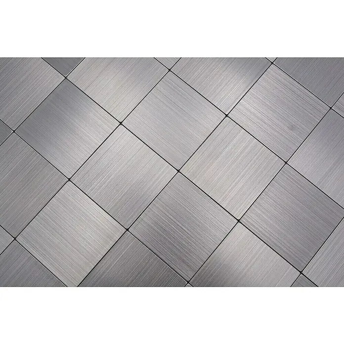 Selbstklebemosaik SAM 4MM99 - 30,5 x 30,5 cm, Silber, Glänzend - Nahaufnahme von quadratischen, gebürsteten Metallfliesen, die in einem diagonalen Muster angeordnet sind und ein modernes, industrielles Aussehen bieten.