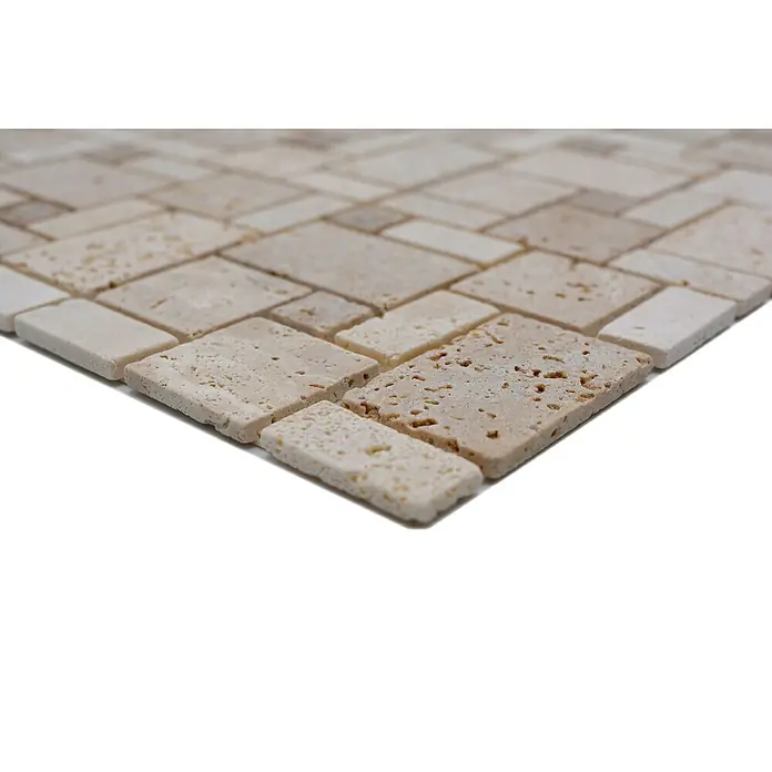 Selbstklebemosaik Travertin SAM 4CM14 -  - Nahaufnahme eines Mosaiks aus Travertinfliesen in verschiedenen Größen und Formen, ideal für die Gestaltung von Innenräumen mit natürlicher Note.