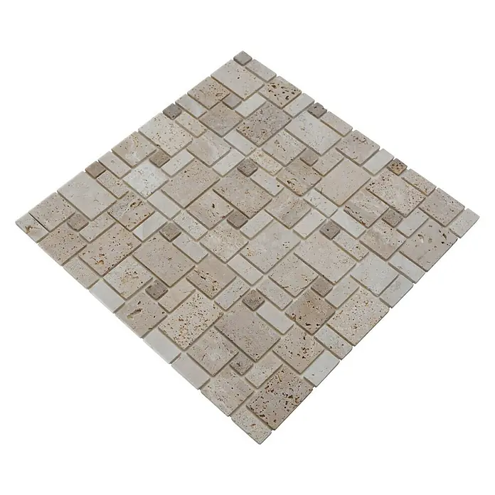 Selbstklebemosaik Travertin SAM 4CM14 -  - Nahaufnahme eines quadratischen Mosaiks mit verschiedenen beigen und braunen Steinen auf einem schwarzen Hintergrund.
