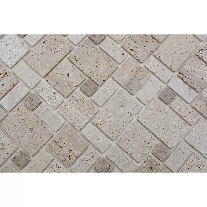 Selbstklebemosaik Travertin SAM 4CM14 -  - Helle beige Travertin-Mosaikfliesen in einem diagonalen Muster aus rechteckigen und kleinen quadratischen Teilen, mit natürlicher poröser Textur.