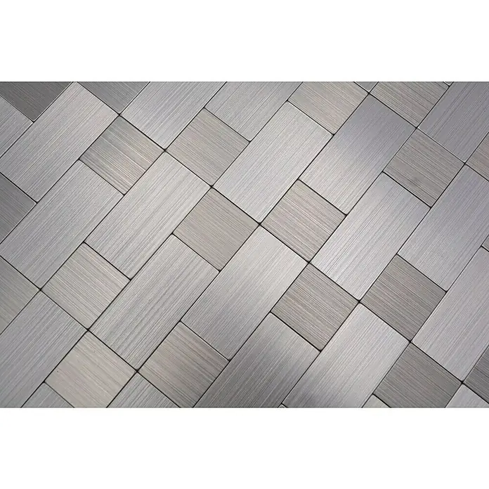 Selbstklebemosaik SAM 4MM87 - 30,5 x 30,5 cm, Silber, Glänzend - Nahaufnahme eines Musters aus gebürsteten Metallfliesen in Grau- und Silbertönen, die ein modernes, texturiertes Design zeigen.