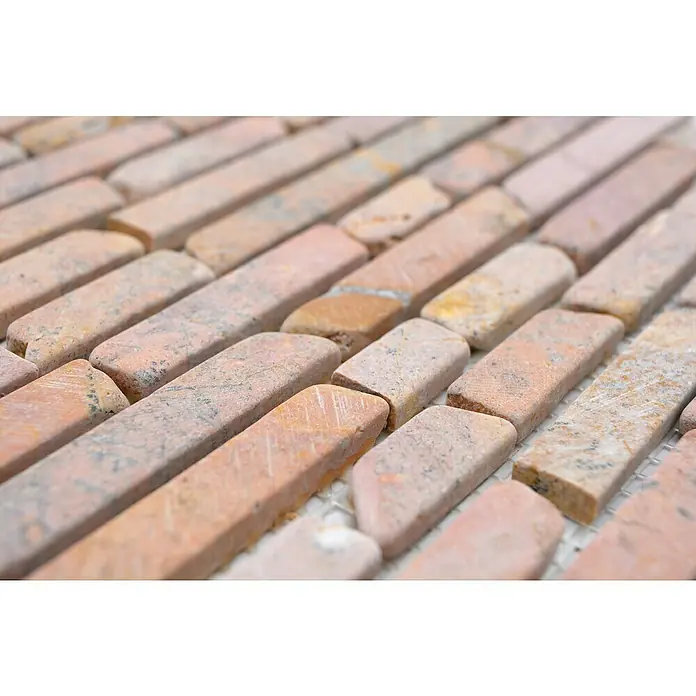 Mosaikfliese MOS BRICK 145 - 30,5 x 30,5 cm, Rot, Matt - Nahaufnahme von länglichen rosafarbenen und beigen Fliesen, die ein stilvolles und strukturiertes Muster für Oberflächengestaltung erzeugen.