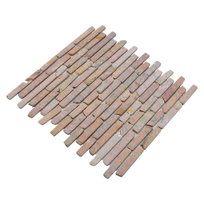 Mosaikfliese MOS BRICK 145 - 30,5 x 30,5 cm, Rot, Matt - Nahaufnahme eines Mosaikfliesen-Musters mit länglichen, rechteckigen Steinen in Rosa- und Beigetönen auf einem schwarzen Hintergrund.
