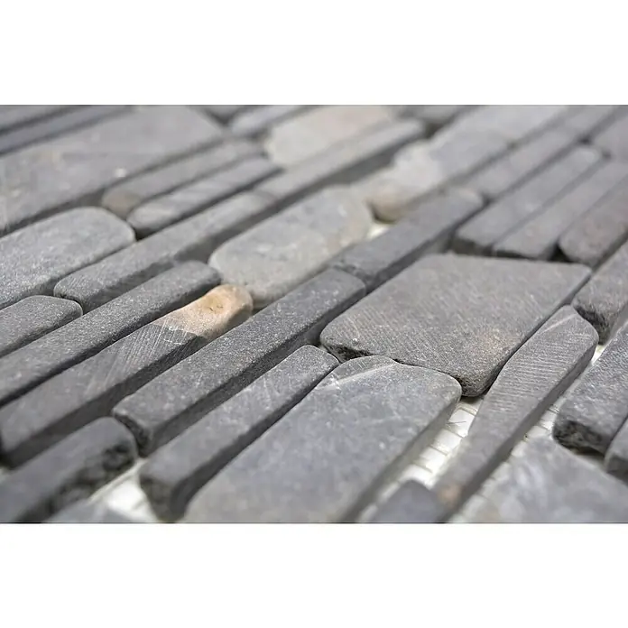 Mosaikfliese MOS BRICK 210 - 30,5 x 30,5 cm, Schwarz, Matt - Nahaufnahme von unregelmäßigen, grauen Natursteinen, die ein Mosaikmuster bilden, ideal für rustikale Wand- oder Bodenbeläge.