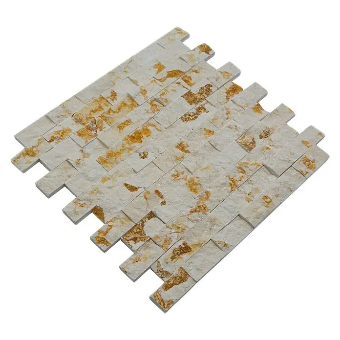Mosaikfliese Brick Splitface MOS X3D46 - 30 x 30 cm, Beige, Matt - Nahaufnahme eines Mosaiks aus hellen Natursteinen mit goldenen Akzenten. Ideal für Wandverkleidungen mit natürlichem Flair.