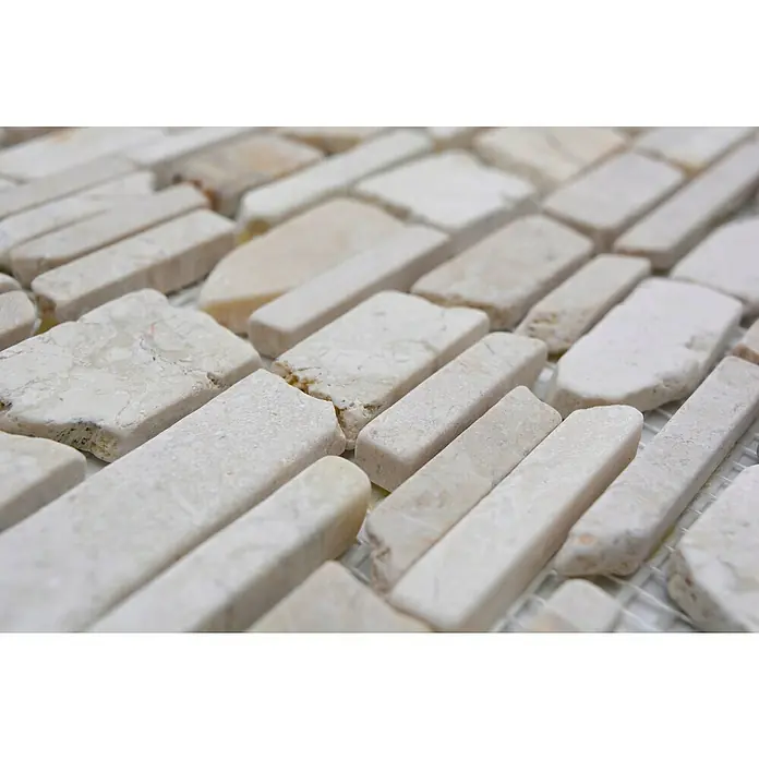 Mosaikfliese MOS BRICK 200 - 30,5 x 30,5 cm, Weiß, Matt - Nahaufnahme von länglichen, beigen Natursteinen, die auf einem Netz zum Verlegen als Mosaik vorbereitet sind.