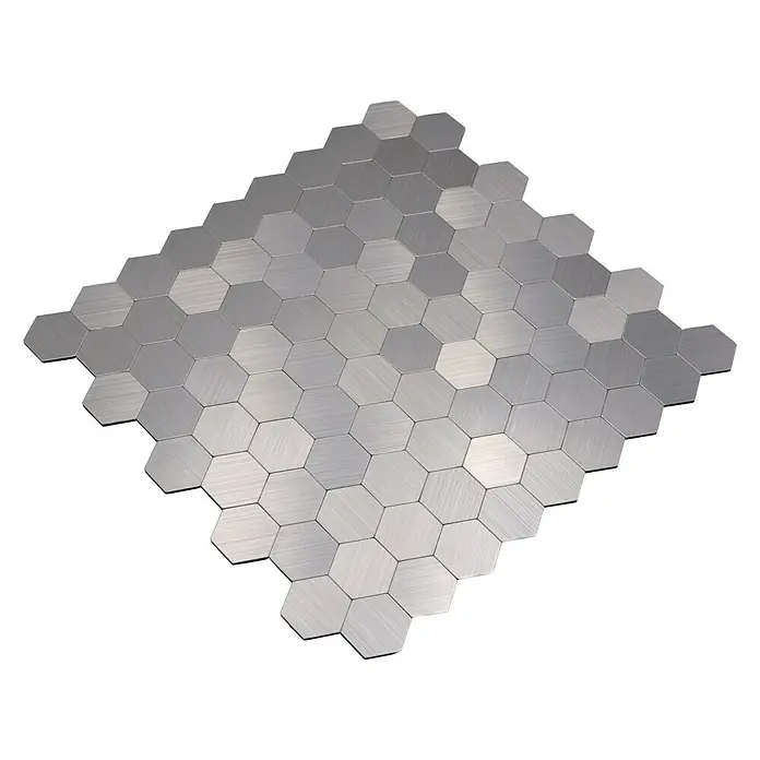 Selbstklebemosaik Hexagon SAM 4MMHX - 28 x 29 cm, Silber, Glänzend - Das Bild zeigt einen Satz sechseckiger Metallfliesen. Die Fliesen haben eine gebürstete Oberfläche und sind in einer Rautenform angeordnet.