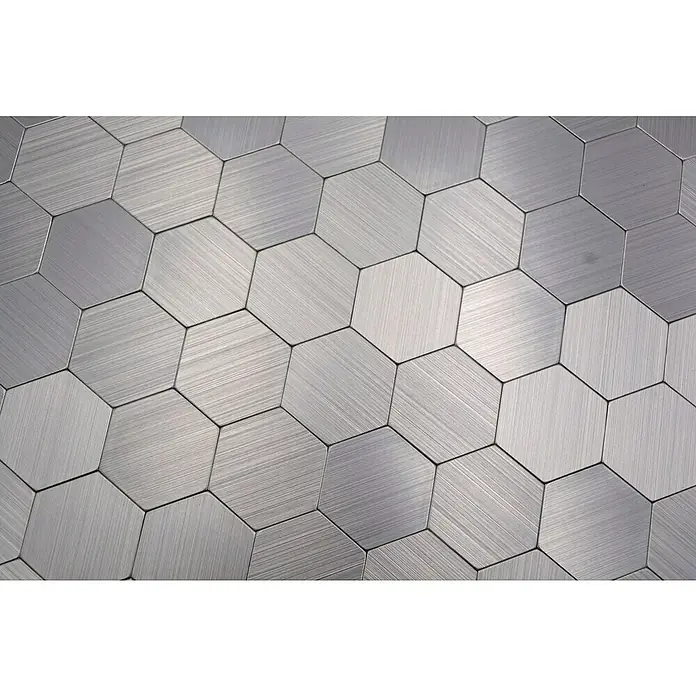 Selbstklebemosaik Hexagon SAM 4MMHX - 28 x 29 cm, Silber, Glänzend - Nahaufnahme von sechseckigen Fliesen in Silberoptik mit gebürsteter Metalltextur.