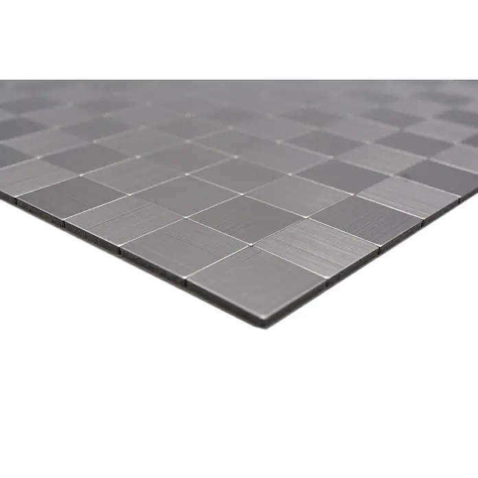 Selbstklebemosaik SAM 4MM25 - 30,5 x 30,5 cm, Silber, Glänzend - Nahaufnahme einer quadratischen silberfarbenen Metallfliese mit gebürsteter Oberfläche, ideal für moderne Küchendekore.
