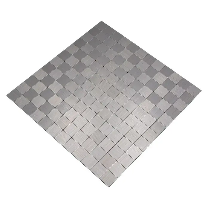 Selbstklebemosaik SAM 4MM25 - 30,5 x 30,5 cm, Silber, Glänzend - Quadratische Metallfliesen mit Schachbrettmuster, ideal für moderne Inneneinrichtungen und stilvolle Wandverkleidungen.