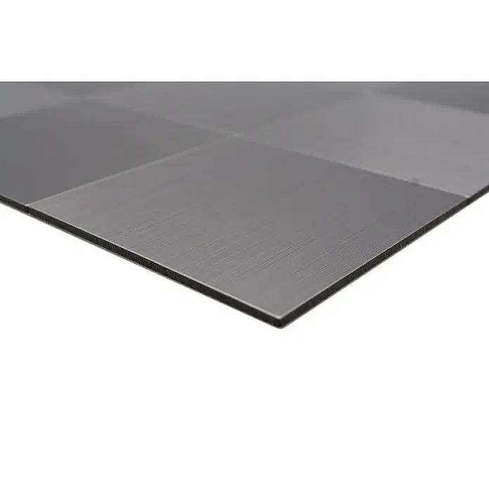 Selbstklebemosaik SAM 4MM100 - 30,5 x 30,5 cm, Silber, Glänzend - Nahaufnahme einer quadratischen, selbstklebenden Vinylfliese in Grau mit gebürsteter Optik, ideal für Bodenbeläge.