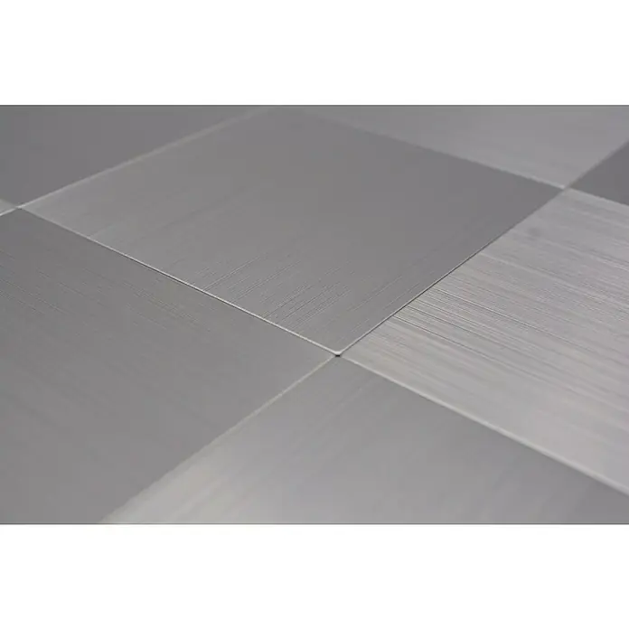 Selbstklebemosaik SAM 4MM100 - 30,5 x 30,5 cm, Silber, Glänzend - Nahaufnahme von gebürsteten Aluminiumfliesen, die ein modernes Schachbrettmuster ergeben. Ideal für zeitgemäße Wand- und Bodengestaltungen.