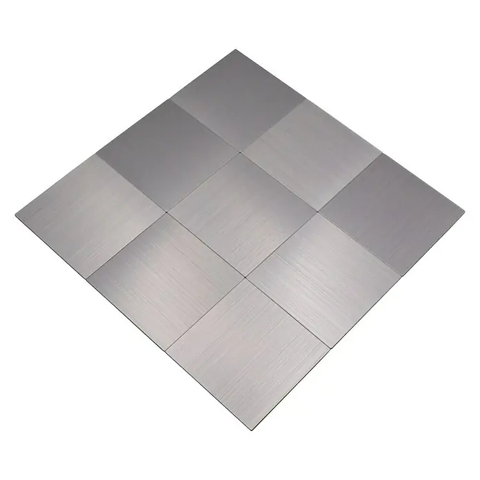 Selbstklebemosaik SAM 4MM100 - 30,5 x 30,5 cm, Silber, Glänzend - Nahaufnahme eines quadratischen Musters aus gebürsteten Metallfliesen.