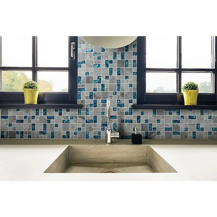 Mosaikfliese Crystal Mix XCM MC589 - 30 x 30 cm, Grau, Glänzend - Nahaufnahme einer Küche mit Spüle, Armatur und dekorativen Mosaikfliesen in Grau und Blau als Spritzschutz.