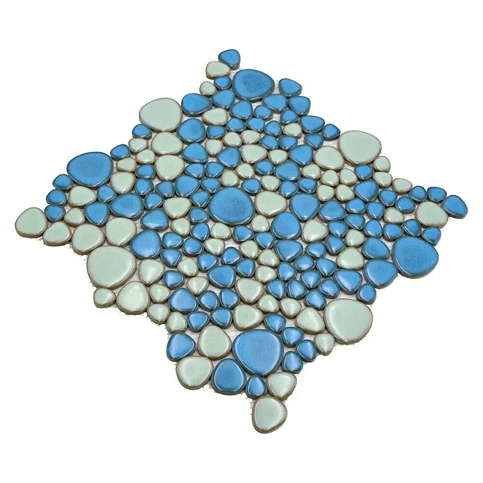 Mosaikfliese Kiesel XKM 79 - 30 x 30 cm, Hellblau/Hellgrün, Glänzend - Ein quadratisches Mosaikmuster aus blauen und grünen Keramiksteinen auf einer schwarzen Fläche.