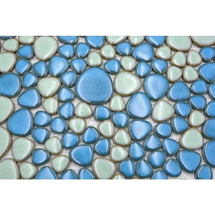 Mosaikfliese Kiesel XKM 79 - 30 x 30 cm, Hellblau/Hellgrün, Glänzend - Nahaufnahme eines Mosaiks aus hellblauen und mintgrünen Keramiksteinen mit glänzender Oberfläche und organischen Formen.