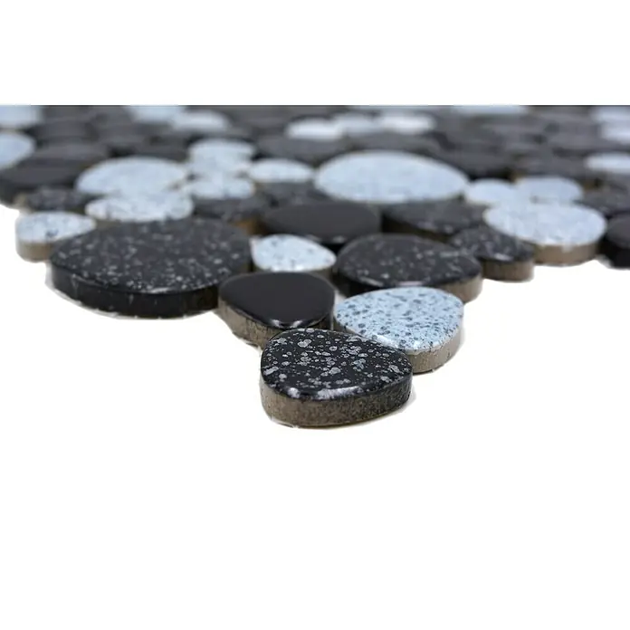Mosaikfliese Kiesel XKM 33 - 30 x 30 cm, Schwarz/Weiß, Glänzend - Nahaufnahme von runden Mosaikfliesen in Schwarz- und Grautönen, die eine dekorative Oberfläche mit subtilem Glanz bilden.