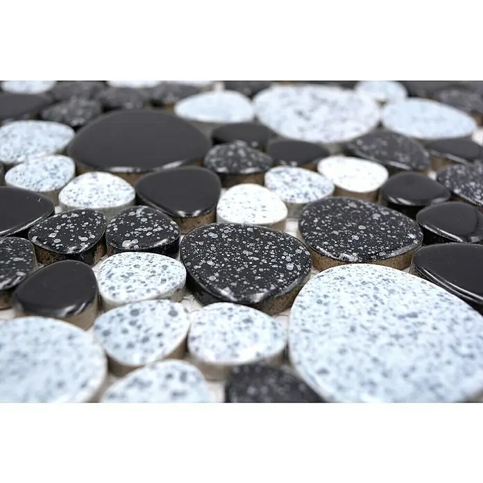 Mosaikfliese Kiesel XKM 33 - 30 x 30 cm, Schwarz/Weiß, Glänzend - Nahaufnahme eines Mosaiks aus polierten schwarzen, weißen und gesprenkelten Kieselsteinen. Ideal für stilvolle Akzente.