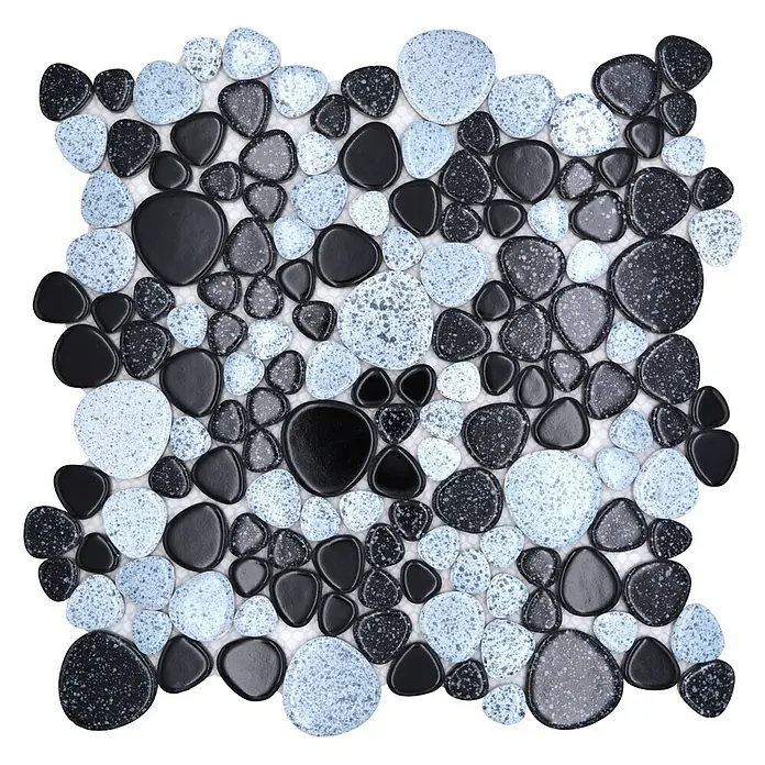 Mosaikfliese Kiesel XKM 33 - 30 x 30 cm, Schwarz/Weiß, Glänzend - Dekoratives Mosaikfliesenmuster mit schwarzen und hellblauen Steinen, ideal für stilvolle Wand- und Bodengestaltungen.