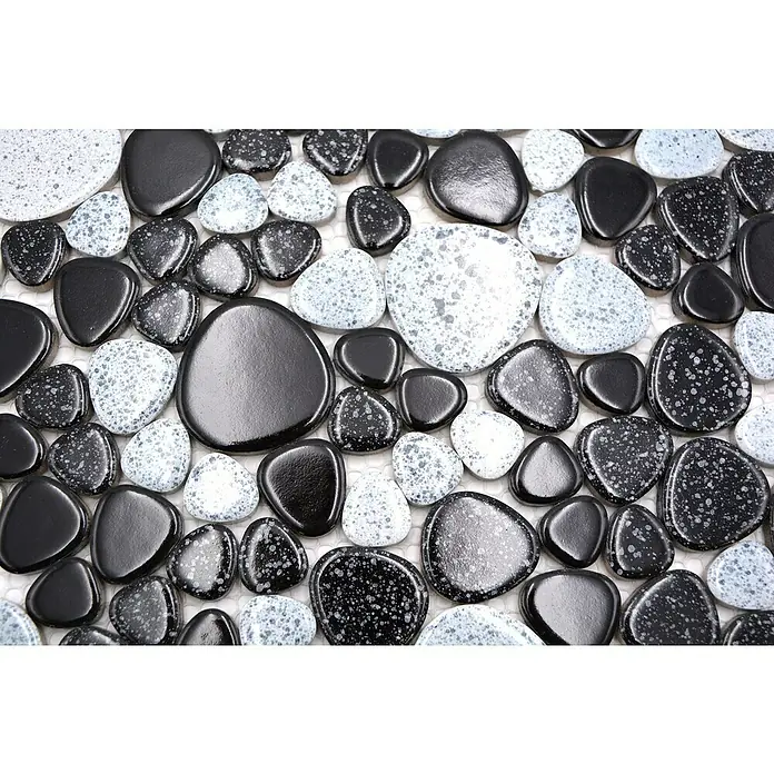 Mosaikfliese Kiesel XKM 33 - 30 x 30 cm, Schwarz/Weiß, Glänzend - Nahaufnahme eines Mosaiks aus schwarzen und weißen Flusssteinen. Die Steine sind glatt und glänzend, was dem Mosaik ein elegantes Aussehen verleiht.