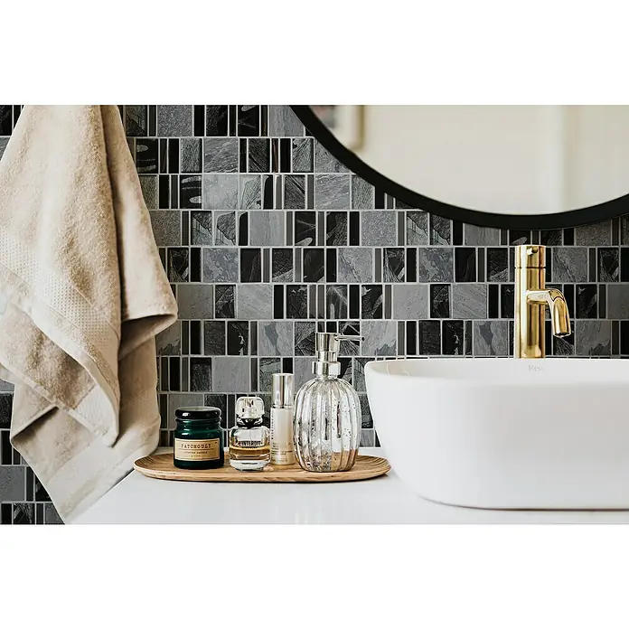 Mosaikfliese Crystal Mix XCM NIKO10 - 29,8 x 29,8 cm, Grau/Schwarz, Glänzend - Nahaufnahme eines modernen Badezimmers mit Waschbecken, Armatur, Handtuch und Dekorationsartikeln.