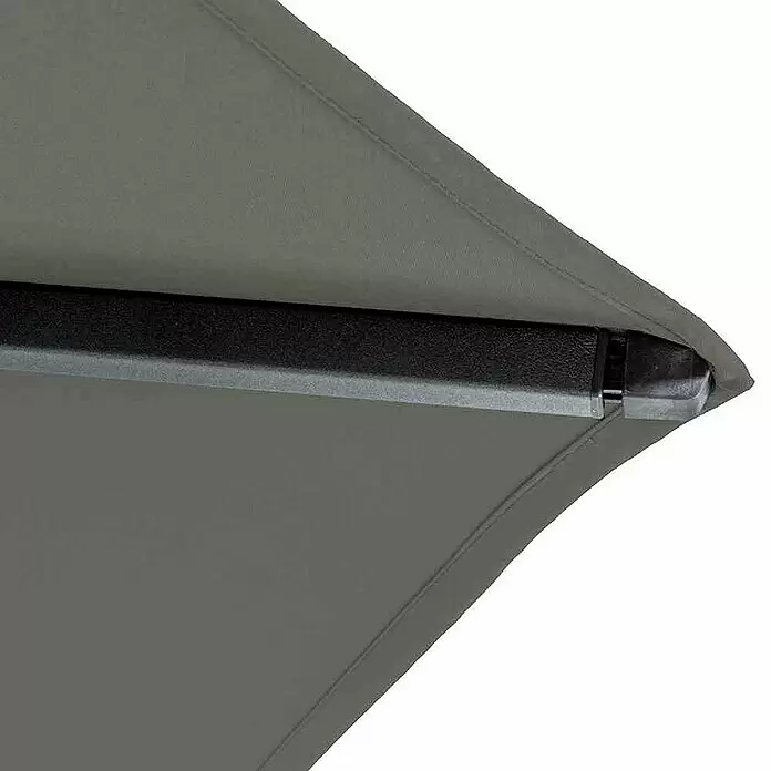 Siena Garden Marktschirm Avio - Olive, Bespannungsmaß (L x B): 250 x 250 cm - Nahaufnahme eines grauen Sonnenschutzstoffs mit einem darunter sichtbaren schwarzen und grauen Stützarm, der die Struktur hervorhebt.