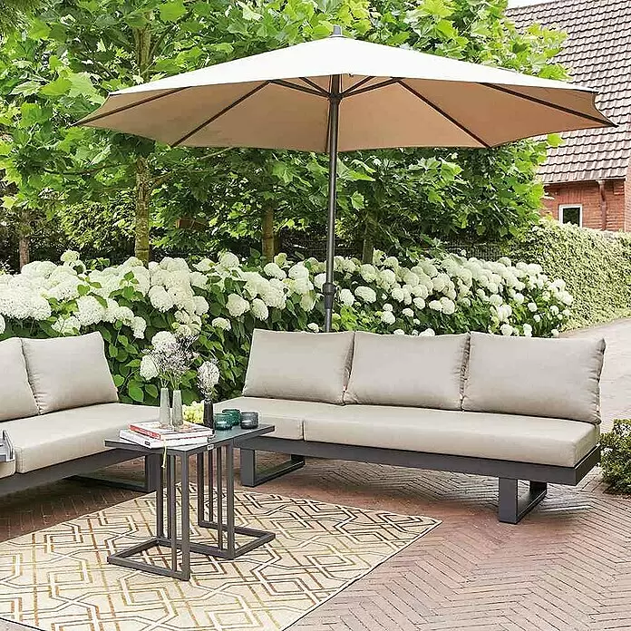 Siena Garden Marktschirm rund Avio - Stone, Durchmesser Bespannung: 350 cm - Outdoor-Lounge-Set mit grauen Gestellen, hellen Kissen und Couchtisch auf gemustertem Teppich, unter einem beigen Sonnenschirm.
