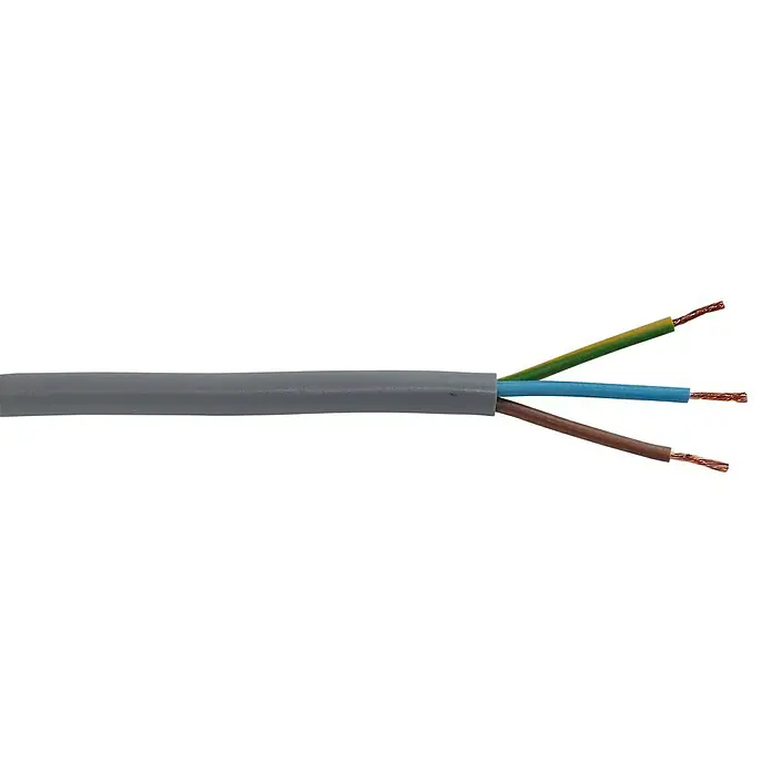 Schlauchleitung Meterware H03VV-F 3G0,75 mm² - Anzahl Adern: 3, Kabeltyp: H03VV-F, Grau - Nahaufnahme eines Elektrokabels mit drei freiliegenden Adern unterschiedlicher Farben vor schwarzem Hintergrund.