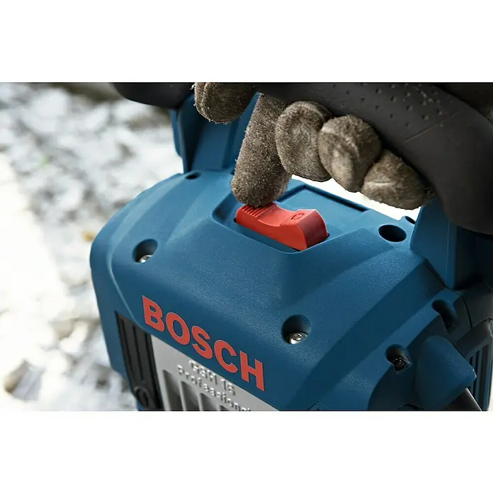 Bosch Professional Abbruchhammer GSH 16-30 - 1.750 W, 41 J, SDS-Hex-Aufnahme - Detailaufnahme einer Bosch GSH 16 Professional Abbruchhammer-Einheit mit einem roten Schalter, der von einer behandschuhten Hand bedient wird.