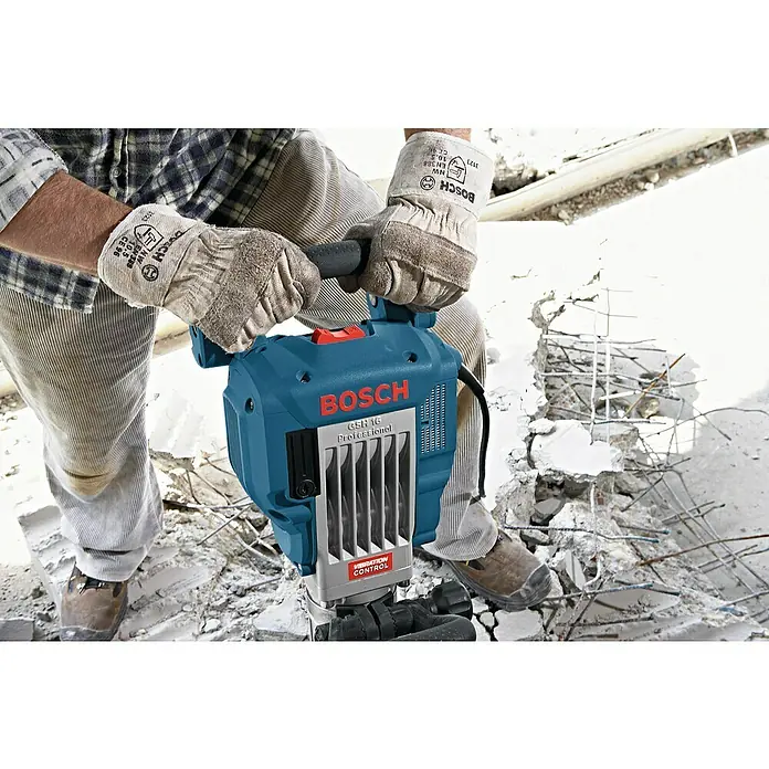 Bosch Professional Abbruchhammer GSH 16-30 - 1.750 W, 41 J, SDS-Hex-Aufnahme - Der Bosch GSH 16 Professional Abbruchhammer im Einsatz. Ein Bauarbeiter demoliert eine Betonwand mit dem leistungsstarken Werkzeug.
