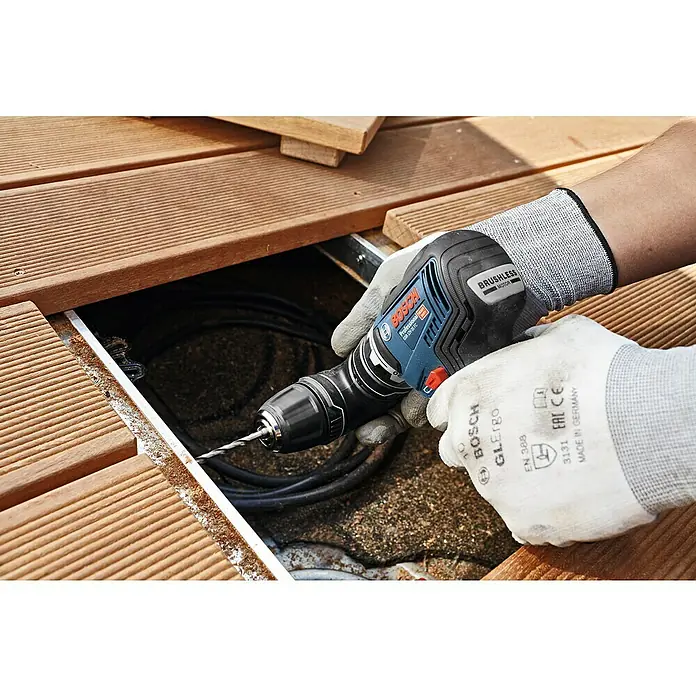 Bosch Professional Akku-Bohrschrauber GSR 12V-35 FC - 12 V, Ohne Akku, 35 Nm, Inkl. 3 Aufsätze - Eine Person bohrt mit einem Bosch Akku-Bohrschrauber ein Loch in ein Holzbrett.