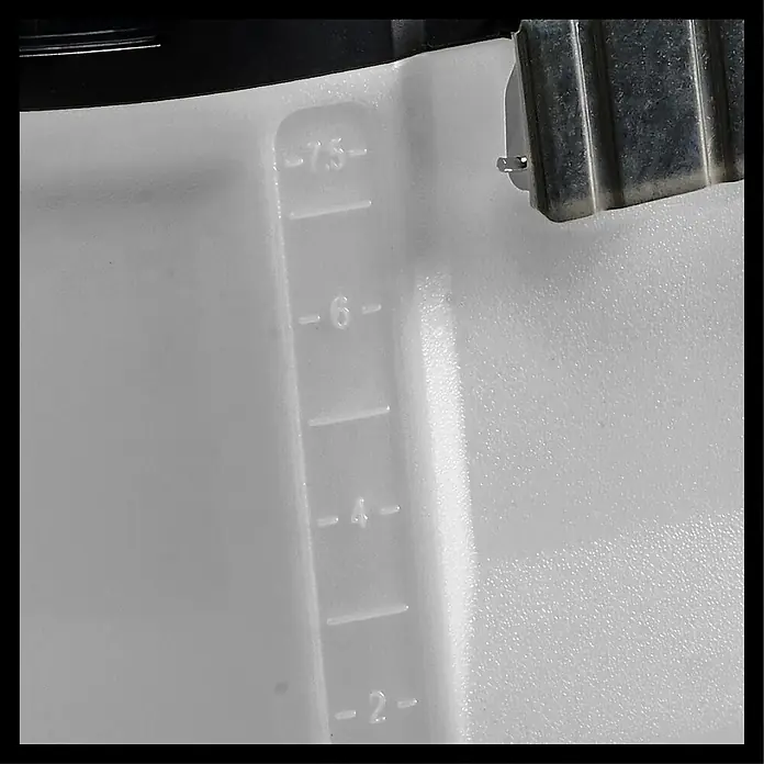 Einhell Power X-Change 18V Akku-Sprühgerät GE-WS 18/75 LI-SOLO - 18 V, Ohne Akku, Füllmenge: 7,5 l - Nahaufnahme eines transparenten Behälters mit Füllstandsanzeige, ideal für die Überwachung von Flüssigkeitsständen in industriellen Anwendungen.