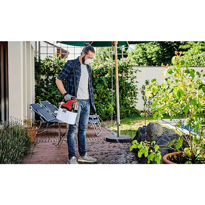 Einhell Power X-Change 18V Akku-Sprühgerät GE-WS 18/75 LI-SOLO - 18 V, Ohne Akku, Füllmenge: 7,5 l - Mann verwendet eine Akku-Druckspritze für Gartenarbeiten, präzise und kabellos. Ideal für Pflanzenpflege im Außenbereich.